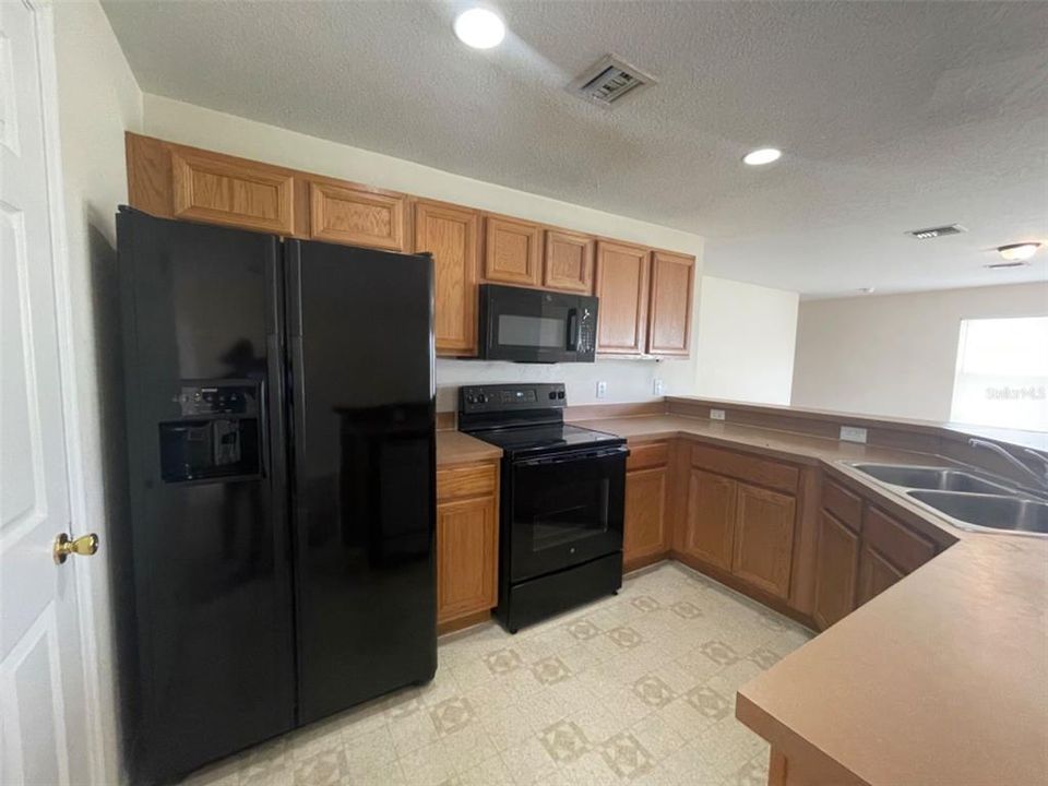 For Rent: $1,800 (3 beds, 2 baths, 1417 Square Feet)