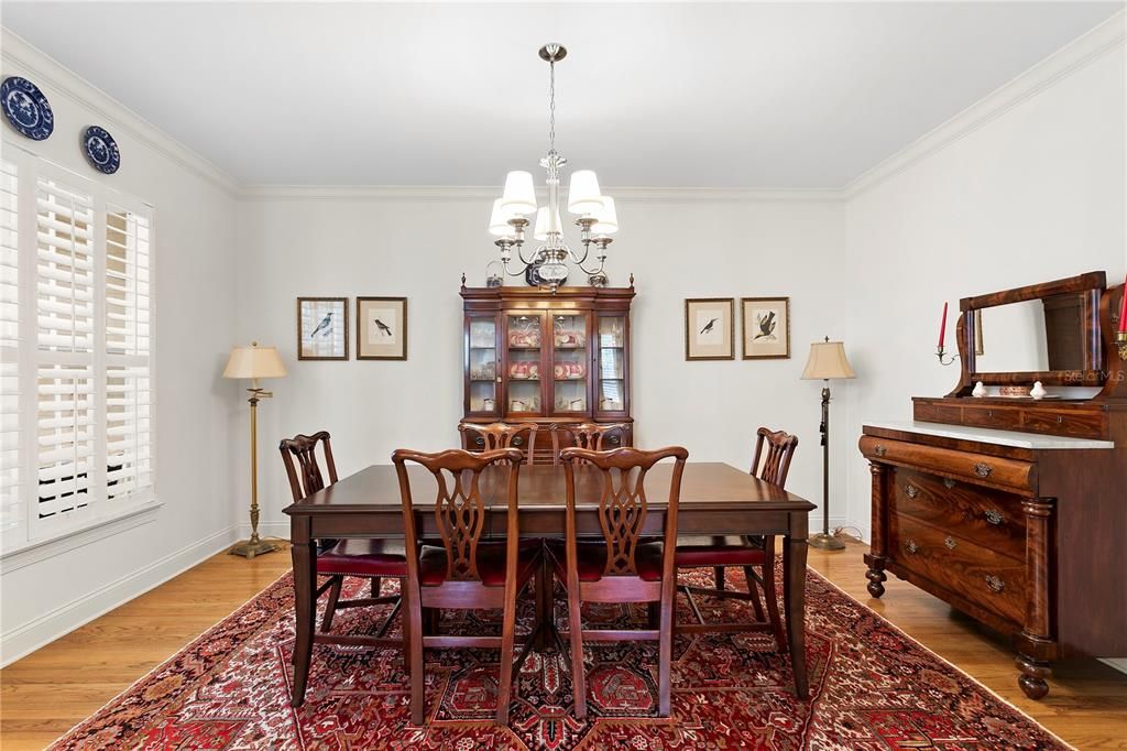 Formal dining room, great for family gatherings and Holidays