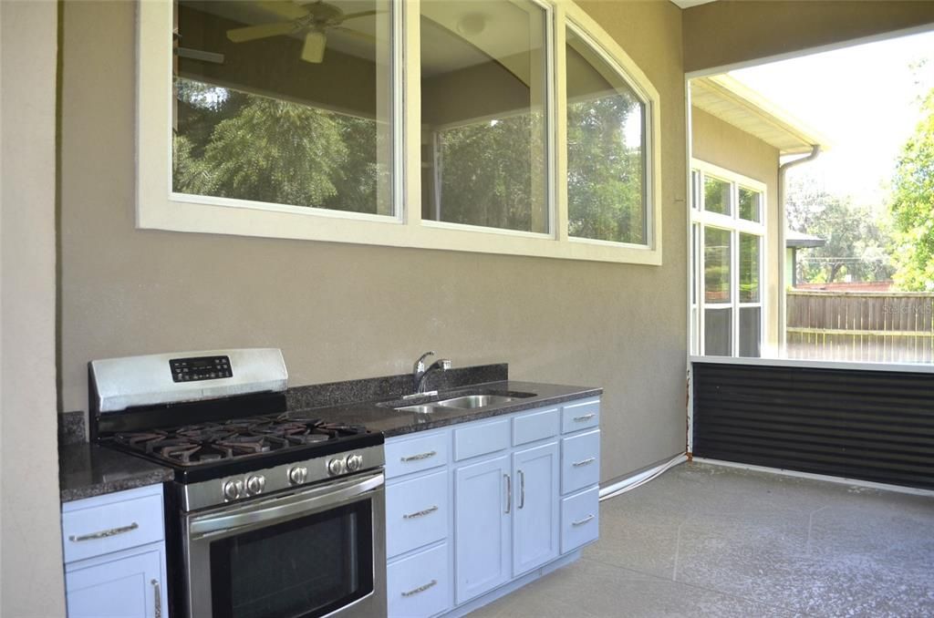 Summer Kitchen/Screened- in Patio