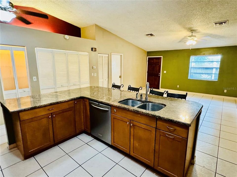 For Sale: $399,900 (2 beds, 2 baths, 1191 Square Feet)