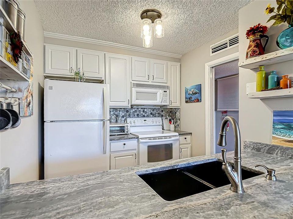 For Sale: $220,000 (1 beds, 1 baths, 672 Square Feet)