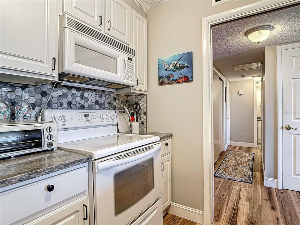 For Sale: $220,000 (1 beds, 1 baths, 672 Square Feet)