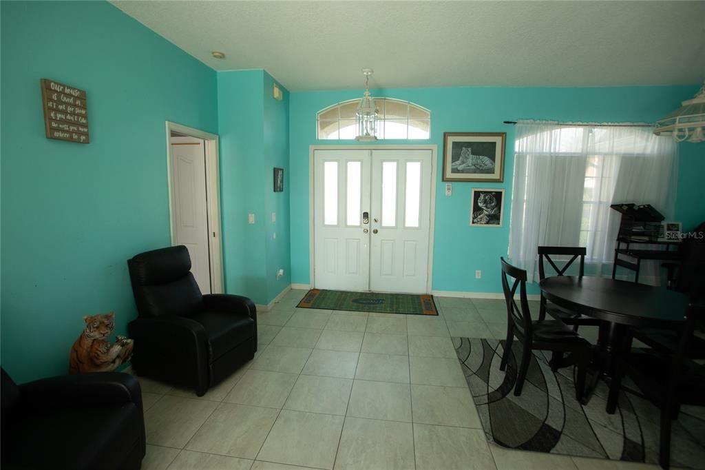 For Sale: $365,000 (3 beds, 2 baths, 1717 Square Feet)