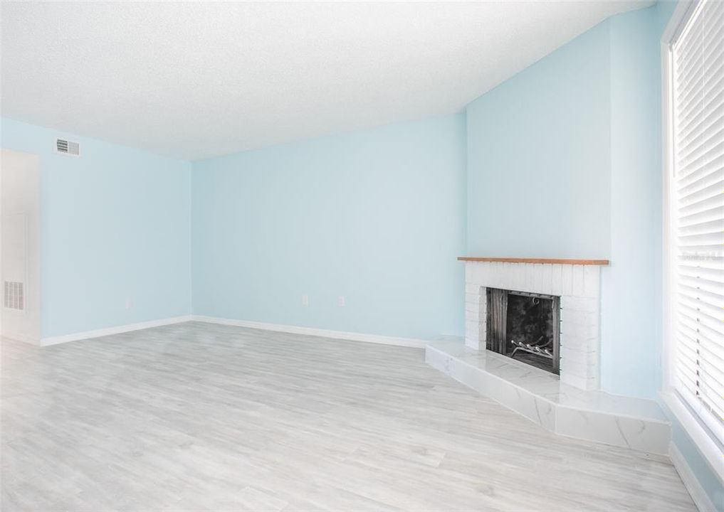 For Sale: $259,000 (2 beds, 2 baths, 1037 Square Feet)