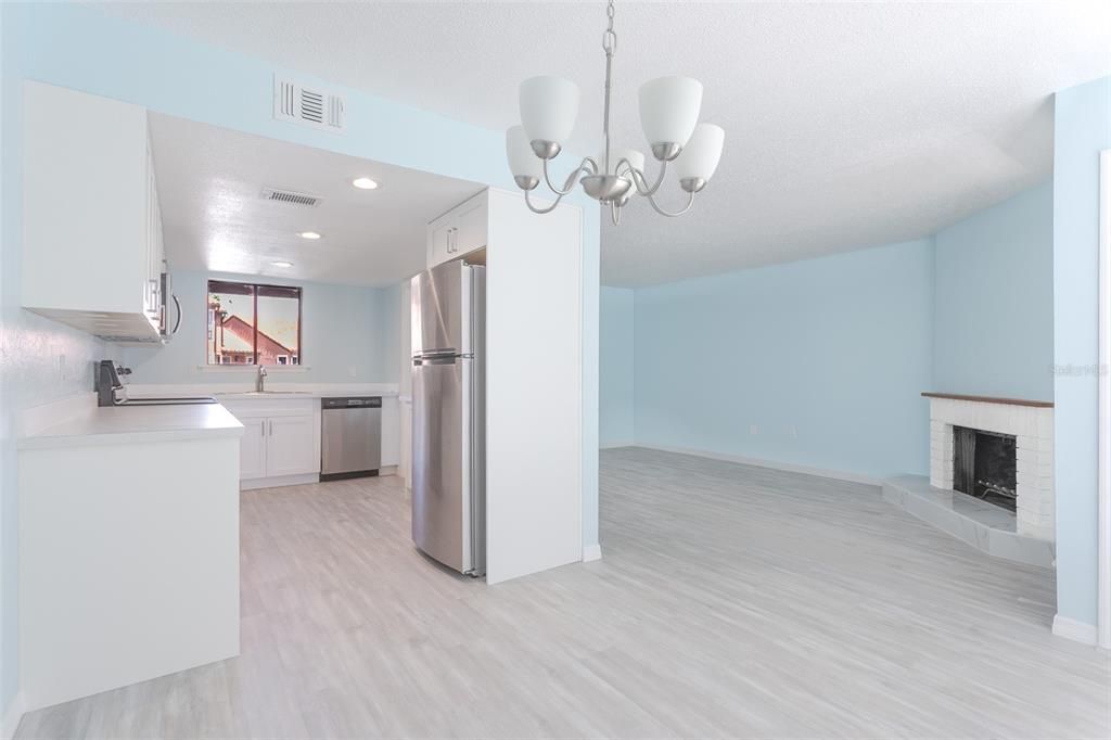 For Sale: $259,000 (2 beds, 2 baths, 1037 Square Feet)