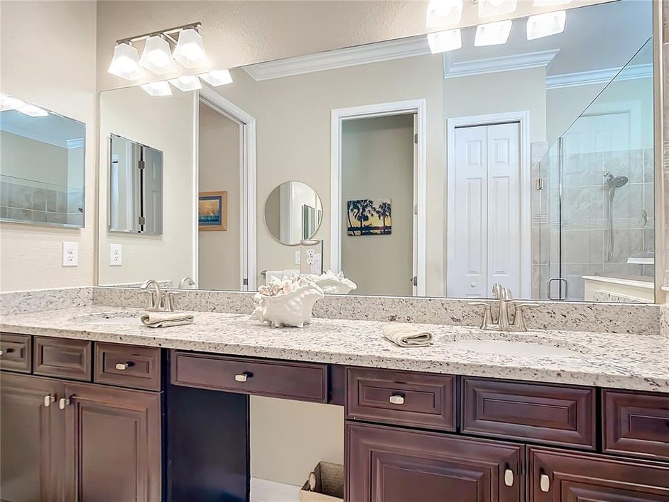 Dual sinks in the ensuite bath