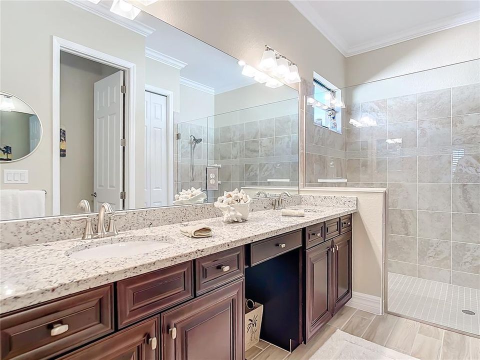 Dual sinks in the ensuite bath