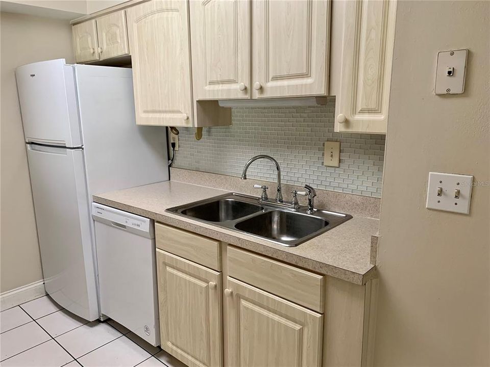 For Rent: $1,270 (1 beds, 1 baths, 576 Square Feet)