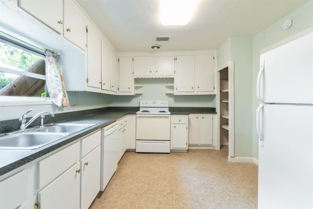 For Rent: $2,275 (3 beds, 2 baths, 1782 Square Feet)