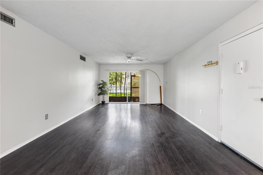 For Sale: $125,000 (2 beds, 2 baths, 1077 Square Feet)