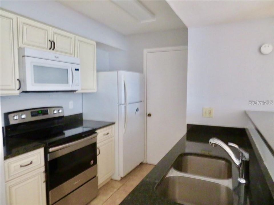 For Rent: $1,685 (2 beds, 2 baths, 937 Square Feet)