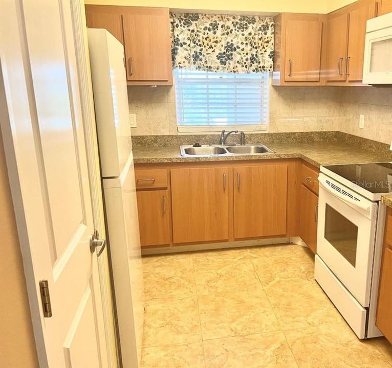 For Rent: $2,000 (2 beds, 2 baths, 1035 Square Feet)