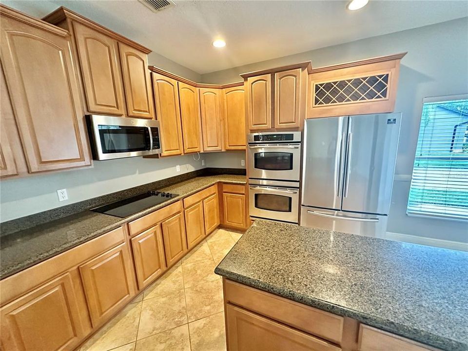 For Rent: $3,095 (4 beds, 3 baths, 2572 Square Feet)