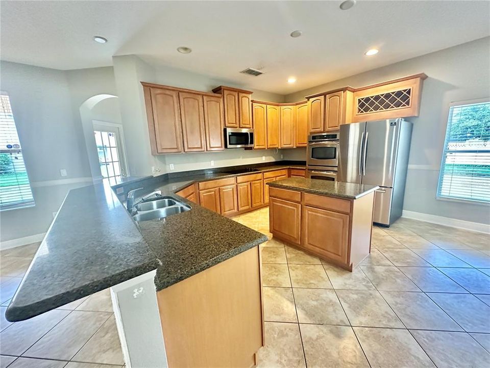 For Rent: $3,095 (4 beds, 3 baths, 2572 Square Feet)