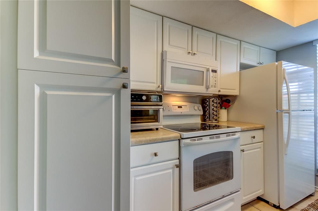 For Sale: $220,000 (1 beds, 1 baths, 775 Square Feet)