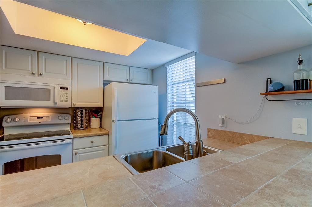For Sale: $220,000 (1 beds, 1 baths, 775 Square Feet)