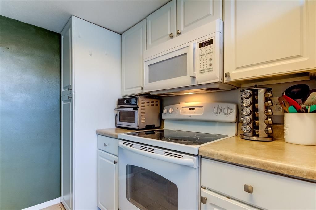 Active With Contract: $220,000 (1 beds, 1 baths, 775 Square Feet)