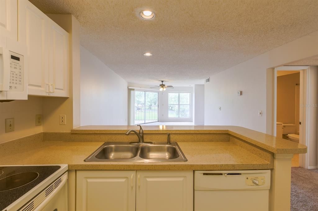 For Sale: $195,000 (2 beds, 2 baths, 990 Square Feet)