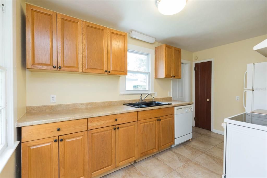 For Rent: $1,750 (2 beds, 1 baths, 671 Square Feet)