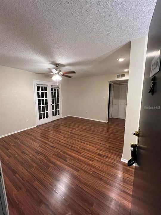 For Rent: $1,200 (1 beds, 1 baths, 700 Square Feet)