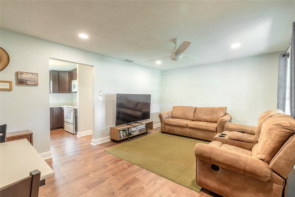 For Sale: $239,900 (2 beds, 1 baths, 720 Square Feet)