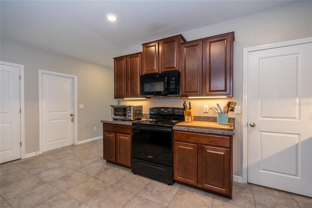 Active With Contract: $435,000 (5 beds, 2 baths, 2962 Square Feet)