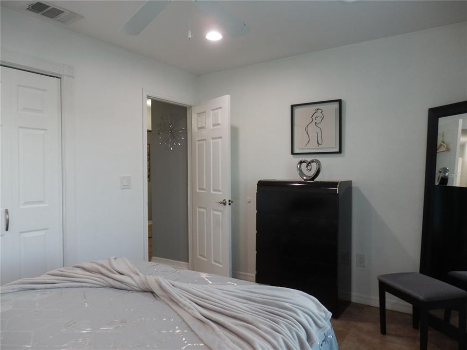 For Sale: $269,900 (2 beds, 2 baths, 1045 Square Feet)