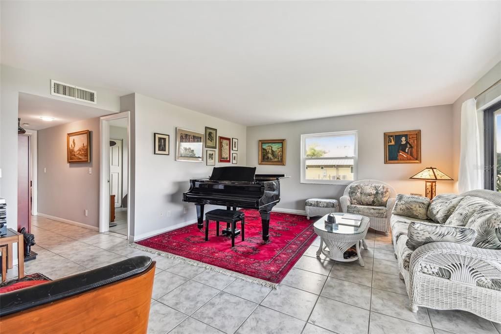 For Sale: $299,900 (2 beds, 2 baths, 1066 Square Feet)