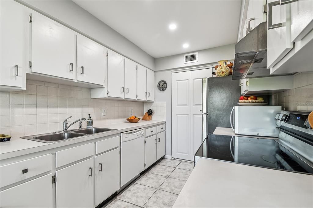 For Sale: $299,900 (2 beds, 2 baths, 1066 Square Feet)