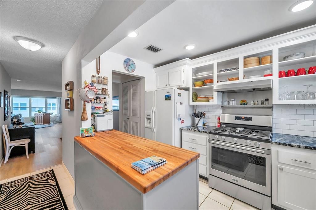 For Sale: $199,500 (1 beds, 1 baths, 1060 Square Feet)