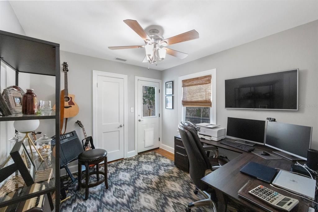 For Sale: $589,900 (2 beds, 1 baths, 978 Square Feet)