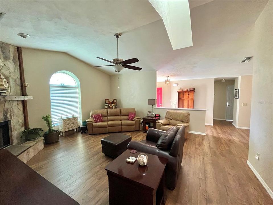 For Sale: $389,900 (3 beds, 2 baths, 2091 Square Feet)