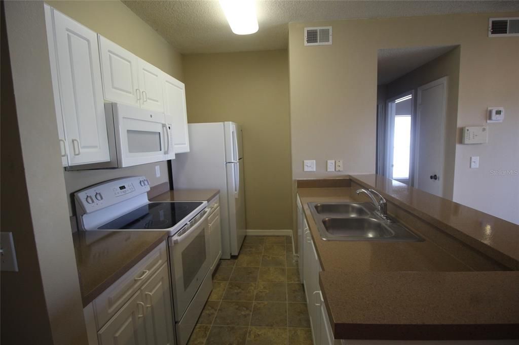 For Rent: $1,400 (1 beds, 1 baths, 738 Square Feet)