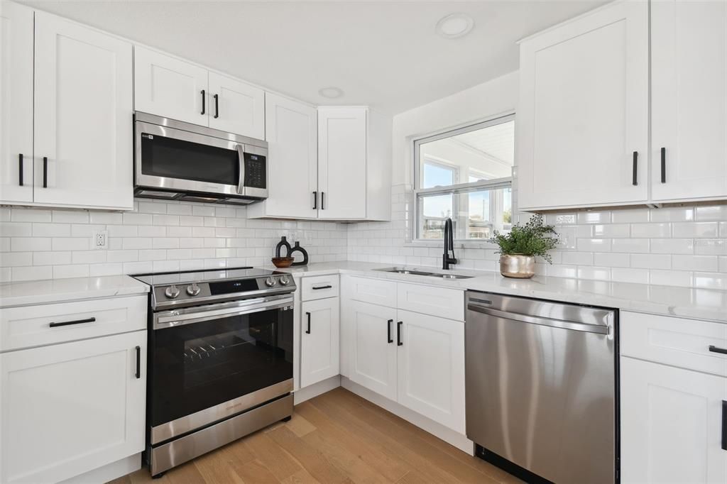 For Sale: $350,000 (2 beds, 1 baths, 1014 Square Feet)