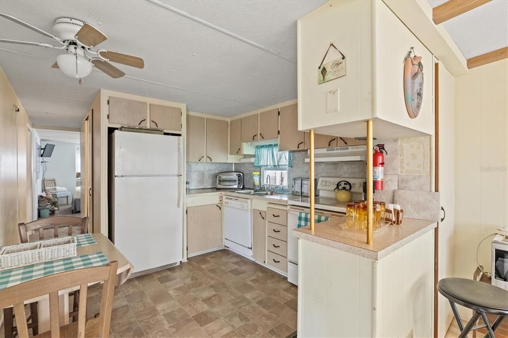 Active With Contract: $164,900 (2 beds, 2 baths, 940 Square Feet)