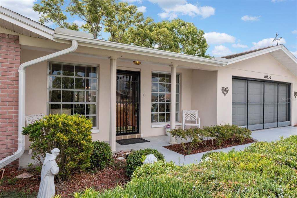 Nice entry front porch.