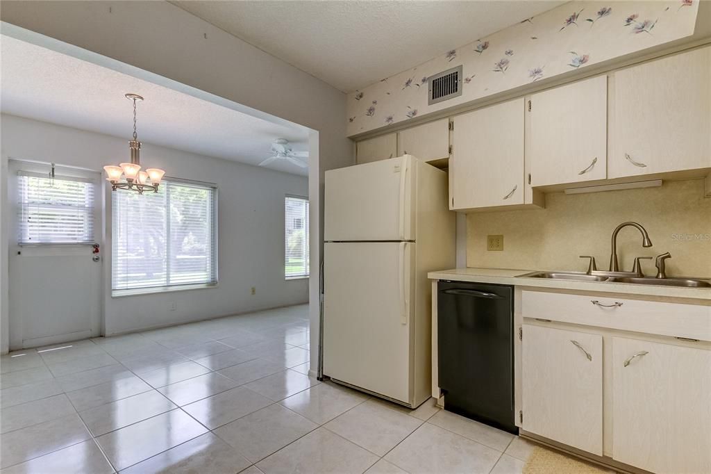 For Sale: $180,000 (2 beds, 2 baths, 1100 Square Feet)