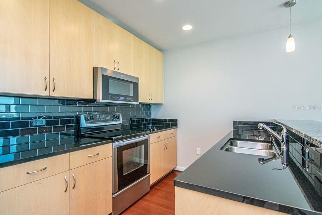 For Rent: $2,500 (1 beds, 1 baths, 715 Square Feet)