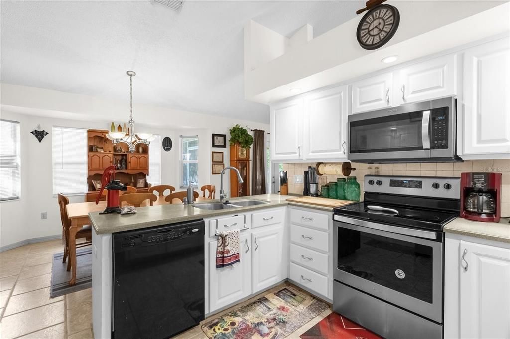 For Sale: $335,000 (3 beds, 2 baths, 1463 Square Feet)