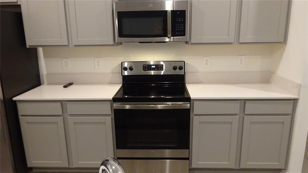 The contrast between the countertop and the cabinets gives it the touch of excellence.