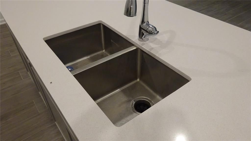 Kitchen sink with small radius corners for easy cleaning