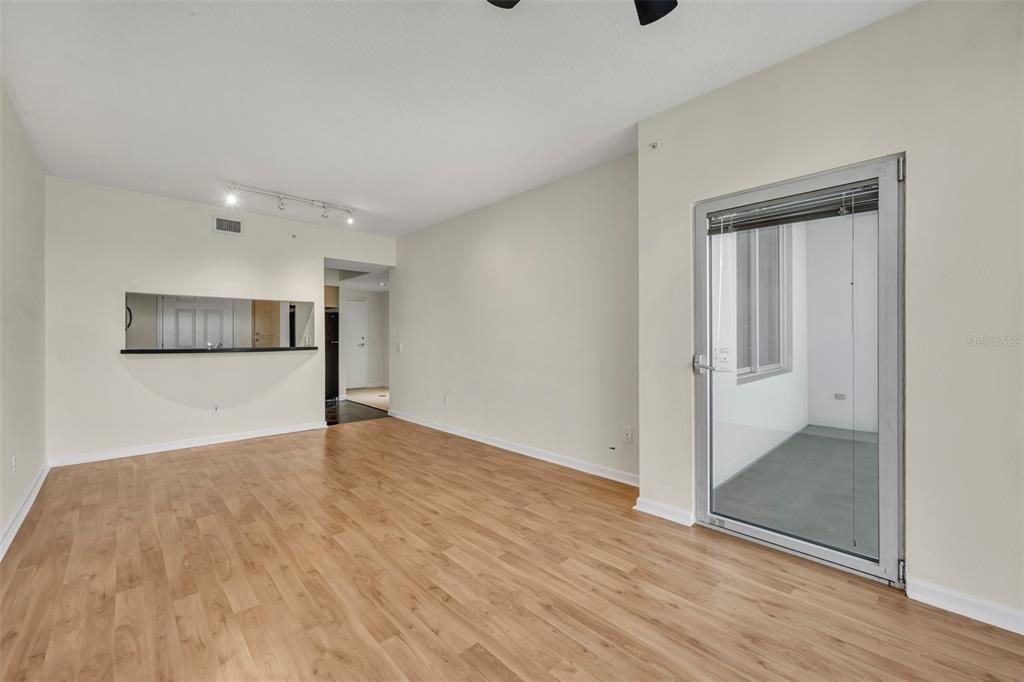 For Sale: $324,900 (1 beds, 1 baths, 771 Square Feet)