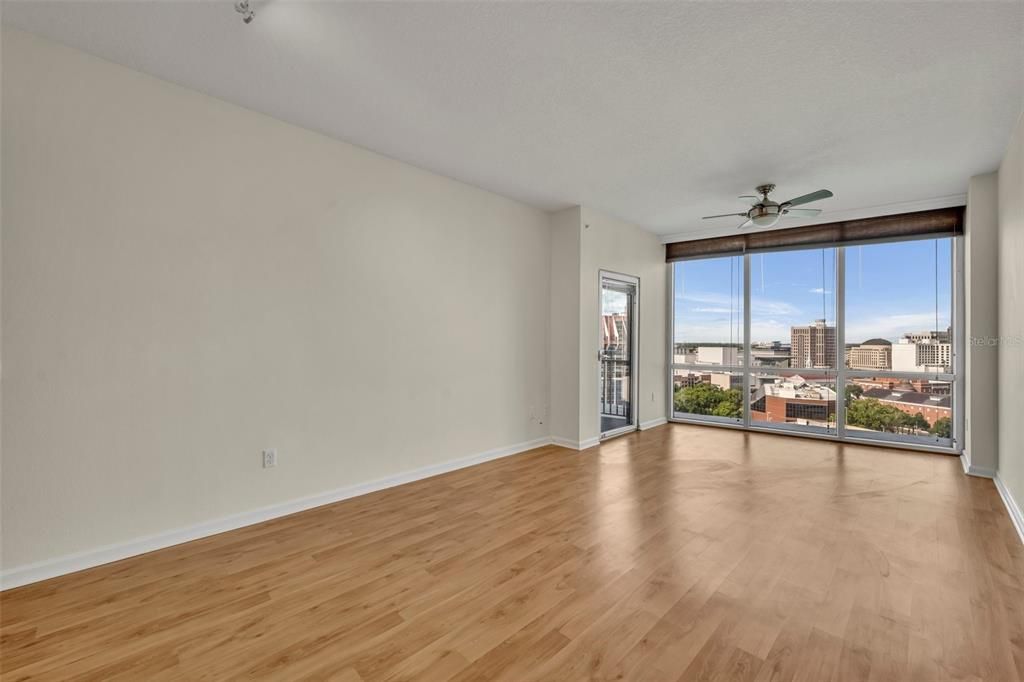 For Sale: $324,900 (1 beds, 1 baths, 771 Square Feet)