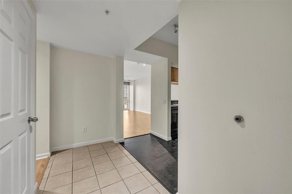 For Sale: $324,900 (1 beds, 1 baths, 771 Square Feet)