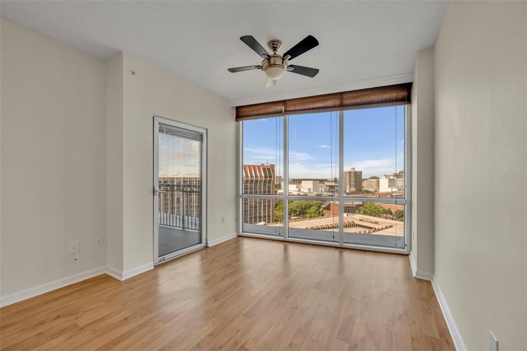 For Sale: $324,900 (1 beds, 1 baths, 771 Square Feet)