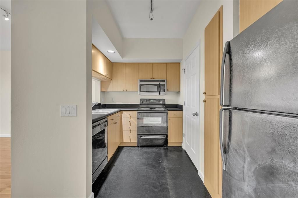 For Sale: $324,900 (1 beds, 1 baths, 771 Square Feet)