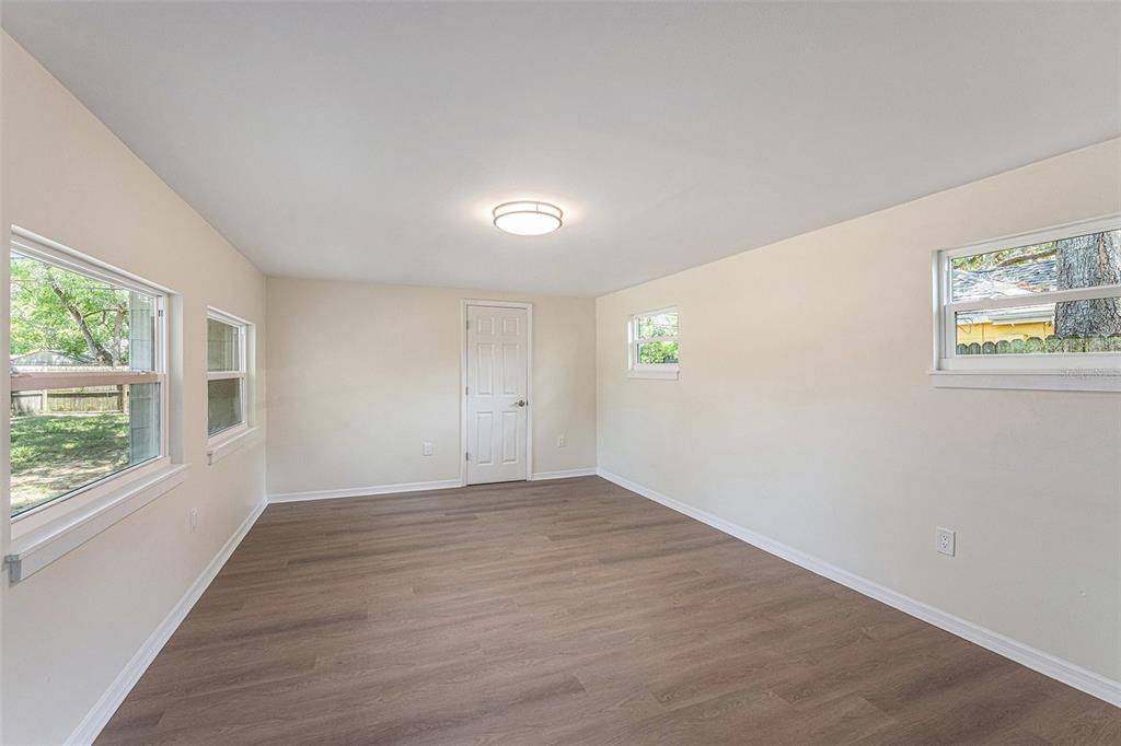 For Sale: $359,000 (3 beds, 1 baths, 935 Square Feet)