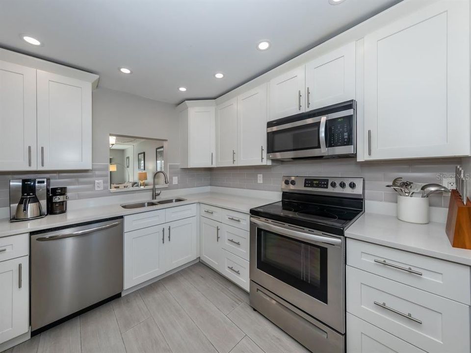 For Sale: $419,000 (2 beds, 2 baths, 1013 Square Feet)