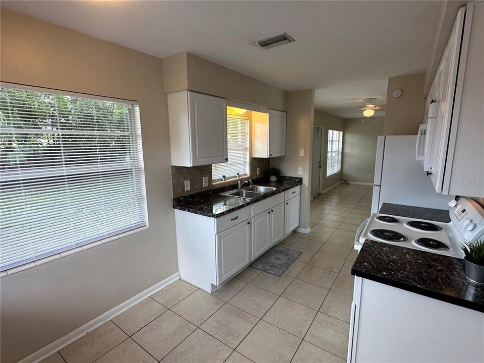 For Sale: $369,900 (2 beds, 1 baths, 1100 Square Feet)