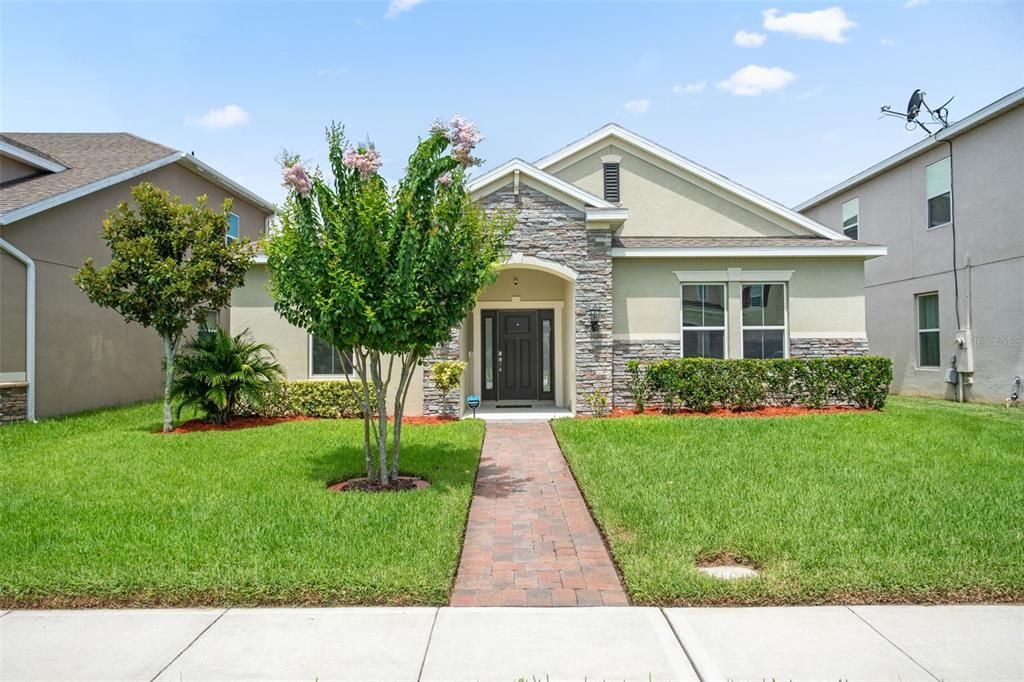 Active With Contract: $484,000 (4 beds, 3 baths, 2477 Square Feet)